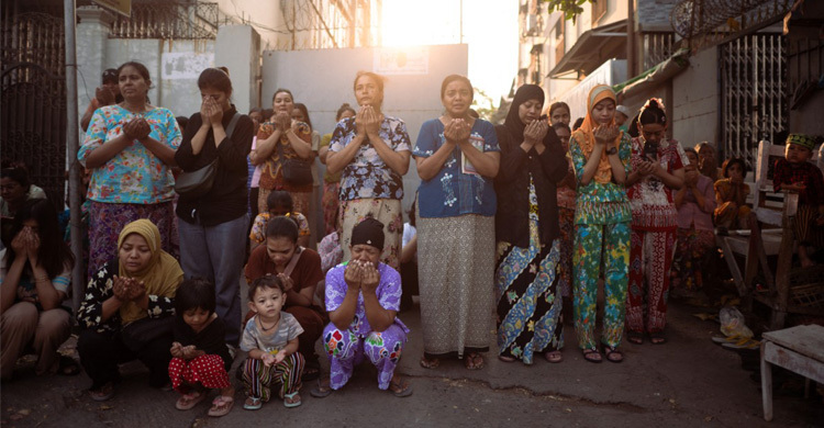 বাতাসে লাশের গন্ধ: স্বজন হারানোর বেদনায় কাঁদছে মিয়ানমার